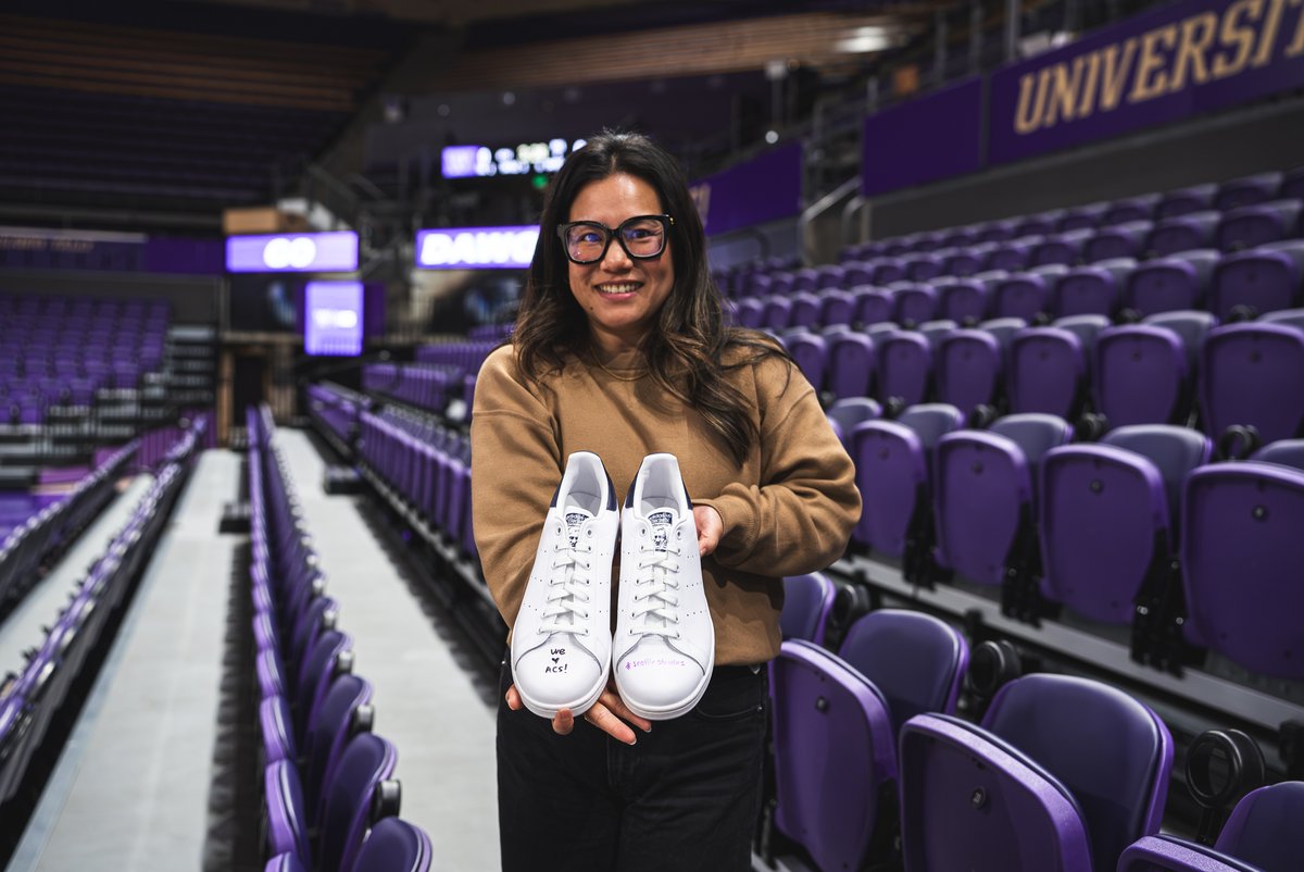 UW_MBB's tweet image. #ThreeStripeLife meets @CoachesvsCancer 🤝

@UWCoachSprinks and staff will be wearing these special sneakers this weekend in support of the @AmericanCancer Society!

Thanks again to Cindy Tan for the assist!