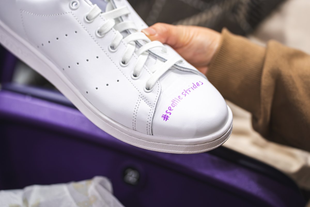 UW_MBB's tweet image. #ThreeStripeLife meets @CoachesvsCancer 🤝

@UWCoachSprinks and staff will be wearing these special sneakers this weekend in support of the @AmericanCancer Society!

Thanks again to Cindy Tan for the assist!