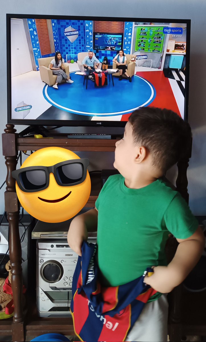 yanirasc_'s tweet photo. @TigoSportsPY Viendo #SportivisimoPY con Enzo, quiere renovar su camiseta ❤️💙❤️💙 https://t.co/lCmyrKe4KA