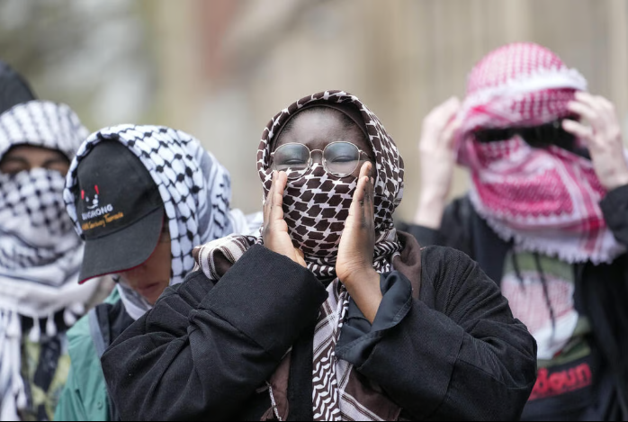 Defensa_Israel's tweet photo. Donald Trump: "A todos los residentes extranjeros que se han sumado a las protestas pro-yihadistas, les advertimos: los encontraremos y los deportaremos"
🇺🇸🔥
 - "También cancelaré por la vía rápida las visas de estudiante de todos los simpatizantes de Hamás en los campus universitarios, los cuales se han visto infestados de radicalismo como nunca antes".
- "Si vienes aquí desde otro país e intentas traer el yihadismo, el antiamericanismo o el antisemitismo a nuestras universidades, te deportaremos de inmediato"
Fin del Comunicado ✍️  Likes!!  👍