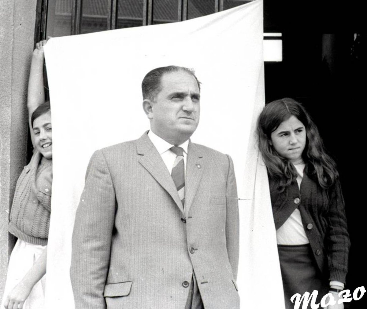 Aún recuerdo lo molesto que resultaba sostener la tela para las fotos de carnet. Sin embargo, alguien logró capturar ese momento, asegurando que quedara registrado para la posteridad, donde se puede ver a mi padre, a mi hermana (un poco más alegre) y a mí.
#ArchivoFotoMazo