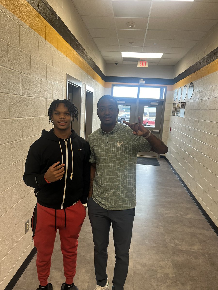 officialk1ng_1's tweet photo. Thanks for stopping by @USFFootball! 
@Coach_DVD 
#HornsUp 🟢 https://t.co/BDsGZYPgSh
