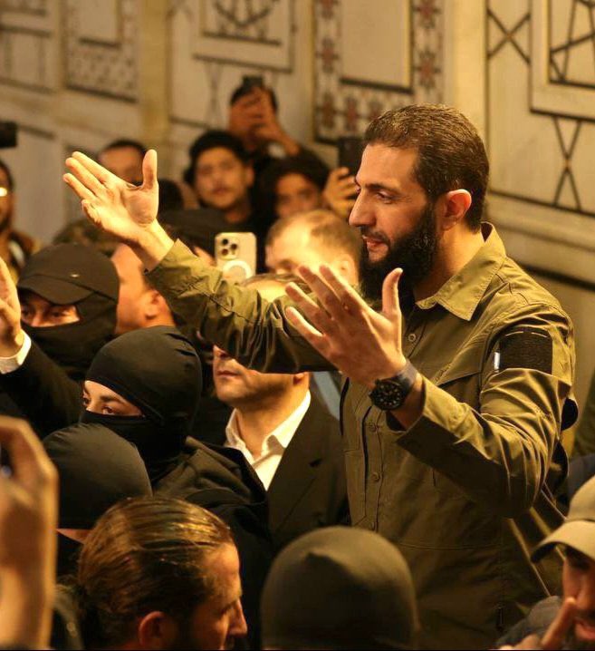 #أحمد_الشرع 
#سوريا 
نبارك للاشقاء في سوريا الحبيبه اكتمال انتصار ثورتهم العظيمه بتولي فخامة الرئيس أحمد الشرع مقاليد الحكم هناك.
سائلين المولى عز وجل ان يبرم لسوريا الأبيّه أمر رشد يُعز فيه اهل طاعته ويُذل فيه اهل معصيته.