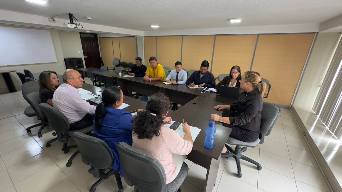 RinaCampainB's tweet photo. 📍[IBARRA]👨🏻‍🏫👩🏻‍🏫
Mantuve una reunión con los líderes de la áreas administrativas de la @EducacionZ1Ec, con el fin de terminar los preparativos para el Simulacro Nacional de Tsunami 2025, que se desarrollará este viernes 31 de enero. 🦺👷🏻👷‍♀️⛑️🚑

#ElNuevoEcuadorResuelve🇪🇨 https://t.co/ZwuAP4kmIP