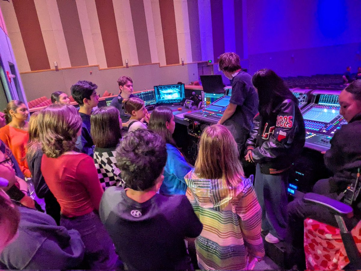 8th grade Theatre Arts students enjoyed their backstage tour after watching a preview of LTHS Musical, "Freaky Friday" 🎭