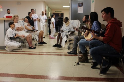 SotracOficial's tweet photo. Just abans de la pandèmia vam viure una experiència molt gratificant, tocant per la gent hospitaliztada a l’@htrueta amb #musicaenvena i fent algun petit avançament del nostre segon disc “On Neixen Els Instints”. ❤️‍🩹

(1/2) https://t.co/zi3NmO8hqq