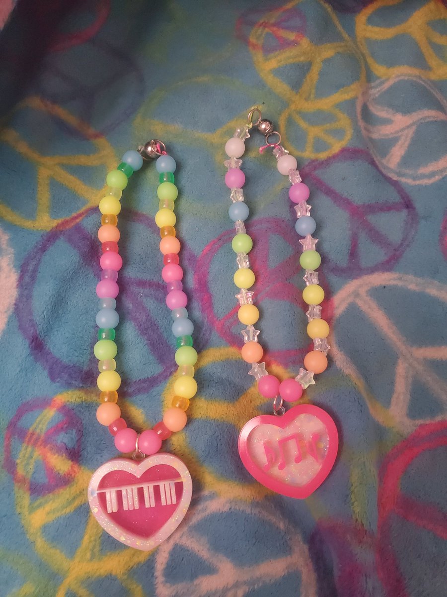 KrushendoKO's tweet photo. I made me some new glowing necklaces!!
#glowinthedark
#glowingjewelry
#glowinthedarkjewelry
#glowjewelry
#ravecore
#glowcore
#rainbowcore
#neoncore https://t.co/qhNjMrXI0l
