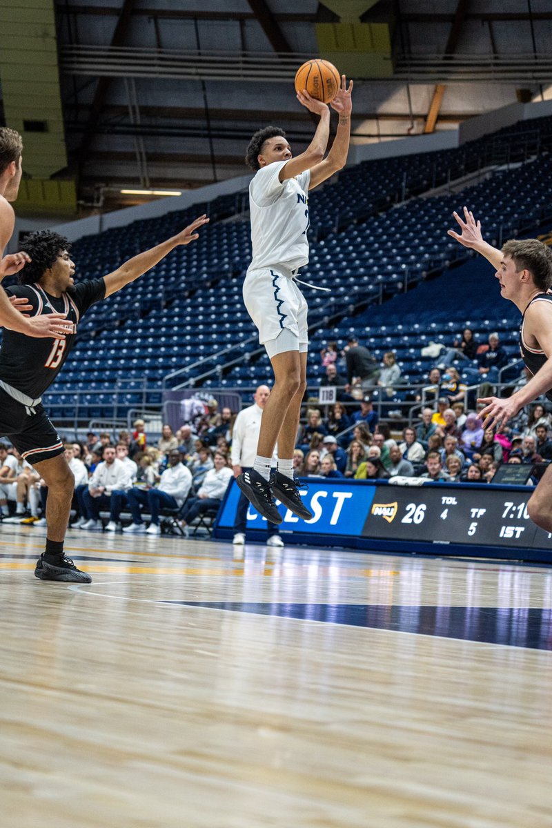NAUBasketball's tweet photo. Elevating his game 📈📈

@MontyBowser shooting 44.8 percent from the field &amp; 41.2 percent from three-point range to start @bigskyconf play 🔥

#RaiseTheFlag | #BigSkyMBB https://t.co/G4eQ9pJu7t
