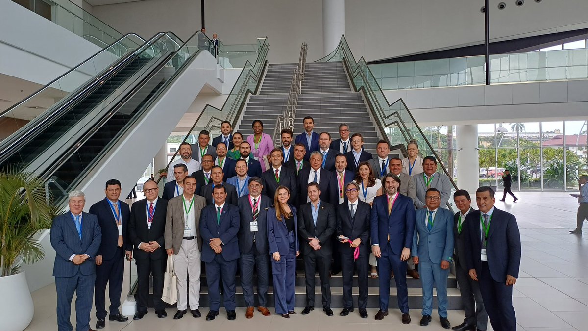 Autoridades regionales, alcaldes y gobernadores de América Latina y el Caribe, reunidos en el <a href="/AgendaCAF/">CAF</a> compartiendo experiencias y fortaleciendo la cooperación para el desarrollo de nuestras ciudades.