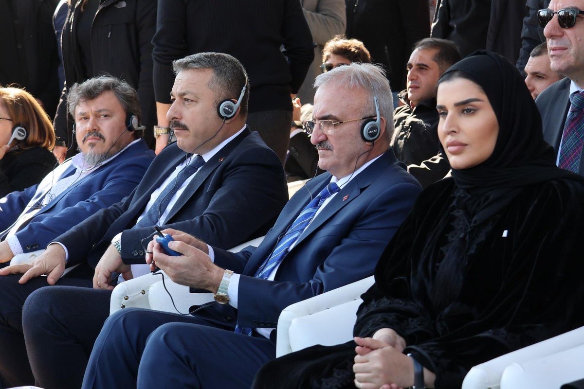 MANAlMisned's tweet photo. دولة قطر، بقيادة سمو أمير البلاد المفدى الشيخ تميم بن حمد آل ثاني، حفظه الله، كانت وستظل في طليعة الدول التي وقفت إلى جانب الأشقاء السوريين منذ بداية محنتهم، عبر جسر جوي مستمر لتلبية احتياجاتهم الإنسانية. https://t.co/JckyWbZEkg