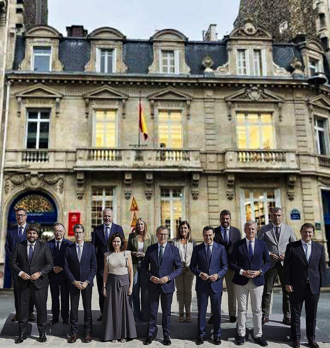 🔴Última Hora. 
Feijoo vota a favor de la cesión del palacete al PNV y planea alquilarlo para celebrar el próximo encuentro Moncloa-Fake con sus barones.