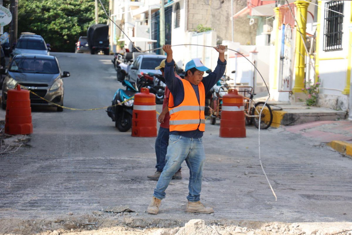 Iniciamos la 𝗿𝗲𝗰𝗼𝗻𝘀𝘁𝗿𝘂𝗰𝗰𝗶𝗼́𝗻 𝗱𝗲 𝗹𝗮 𝗰𝗮𝗹𝗹𝗲 𝗛𝗮𝗹𝗰𝗼́𝗻 𝗰𝗼𝗻 𝗖𝗮𝗻𝗱𝗲𝗹𝗲𝗿𝗼, 𝗲𝗻 𝗹𝗮 𝗖𝗼𝗹. 𝗖𝗮𝗻̃𝗼𝘁𝗮𝗹 🚧, como parte del programa para rehabilitar las vialidades de las distintas colonias de la Isla. 

#SigamosTransformando🩷 #4TENEA