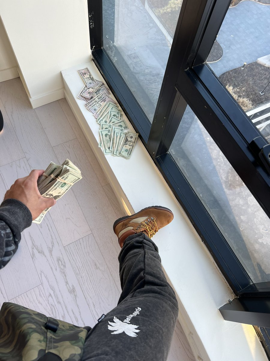 nylo99's tweet image. coming wit baggage 💫