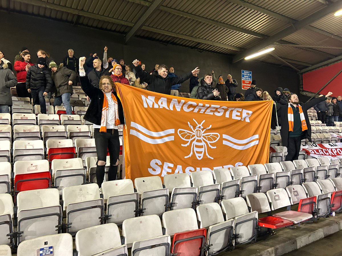 Lincoln (A) the flag out in full force 🍊🧡 #UTMP