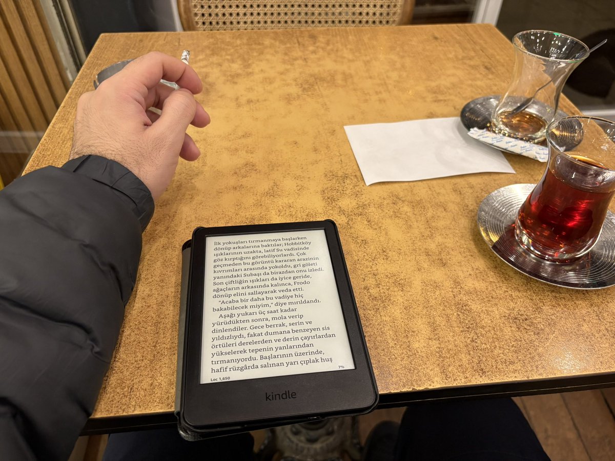 sabah 6 mecidiyeköy, güzel oldu. lotr serisini hiç bir telaşım olmayan şu yaşımda yeniden okuyorum.