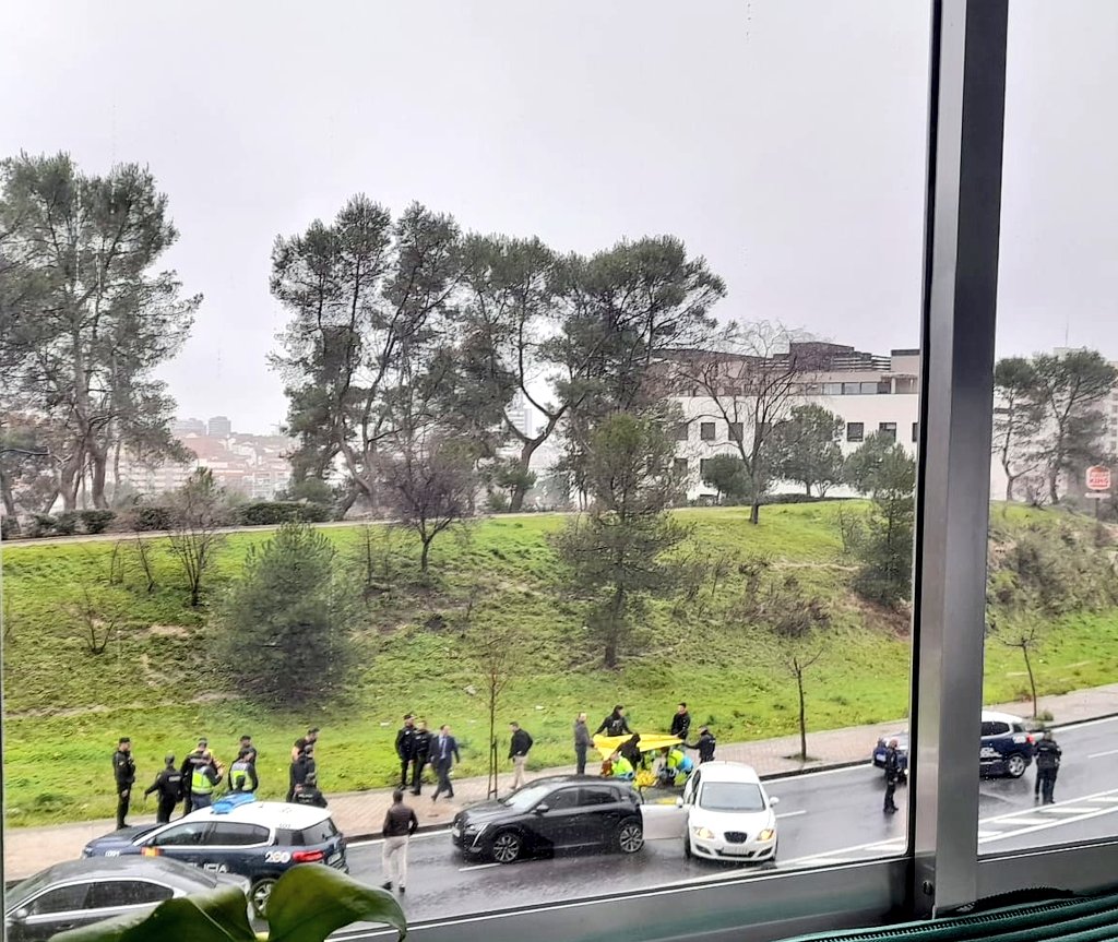 Un narco es abatido de un disparo de la Policía al embestir el coche de los agentes en Madrid.

El narco, con numerosos antecedentes y el vehículo cargado de coca, atentó contra los policías.

¿Plata o plomo? Pues vais a empezar a tener plomo. Se os está acabando la impunidad.