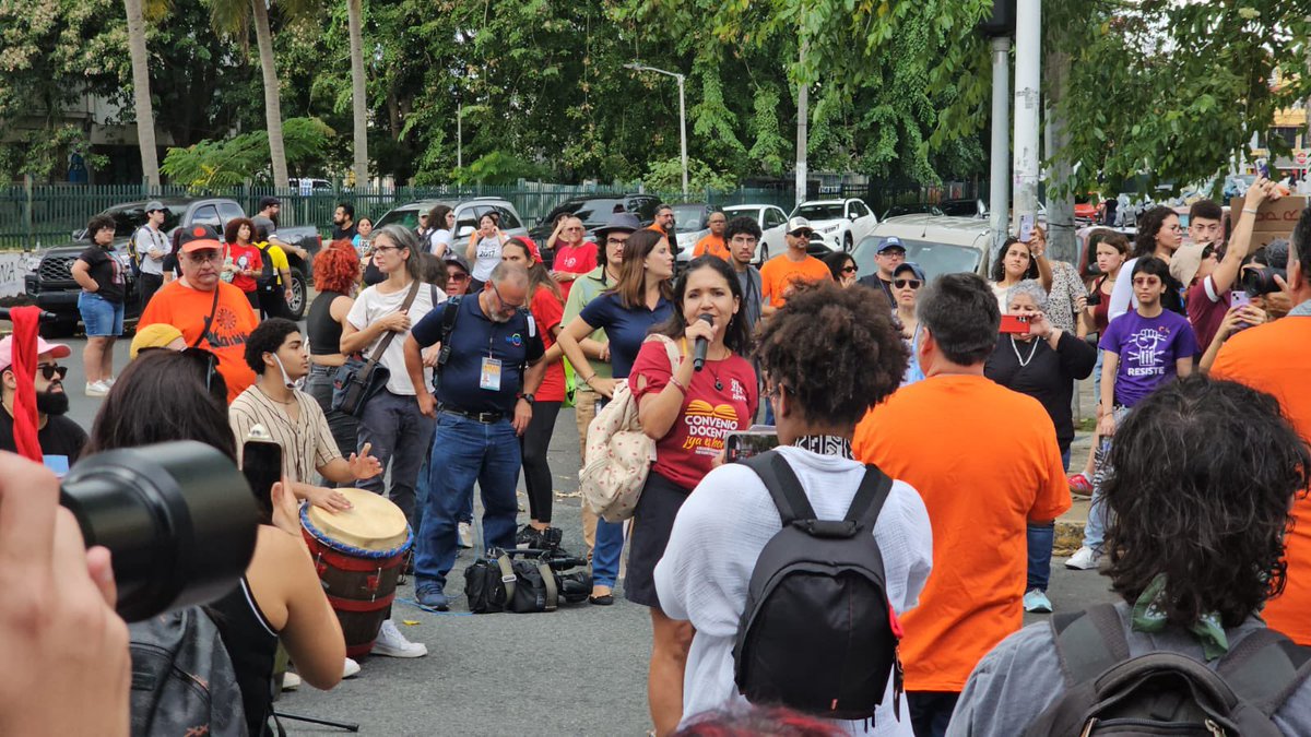 FMPRLucha's tweet photo. 📢 ¡La UPR se defiende! 🎓✊

Hoy, la Federación de Maestros de Puerto Rico se unió a la manifestación en defensa de la Universidad de Puerto Rico convocada por la comunidad universitaria. 
#FMPR https://t.co/y5a4vNUMTc