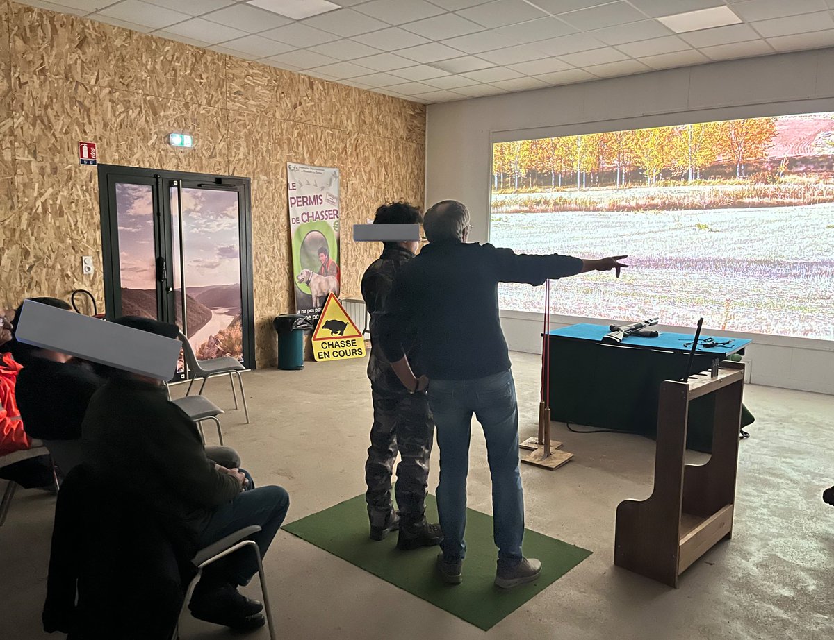 PR_Brive's tweet photo. 2ème session de la peine de stage citoyenneté de sensibilisation aux infractions de chasse assuré par @fdchasseurs19 et @OFBiodiversite ⚖️

👉 Rappel du cadre réglementaire
👉 Projections de situations ❌
👉 Passages individuels au cinétir pour corriger les mauvais comportements https://t.co/50vMtJNjDf