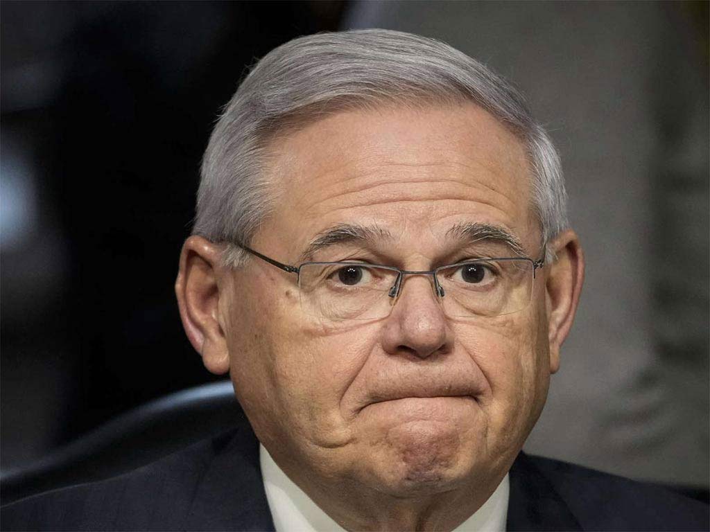 iÚltima hora! Juez de #USA condena a Bob Menendez a 11 años de prisión. Se trata de uno de los principales promotores del bloqueo, y de todas las medidas contra #Cuba. ¿Se seguirán quejando cuando les llamamos "mafia anticubana"? #CDRCuba #CubaVencerá