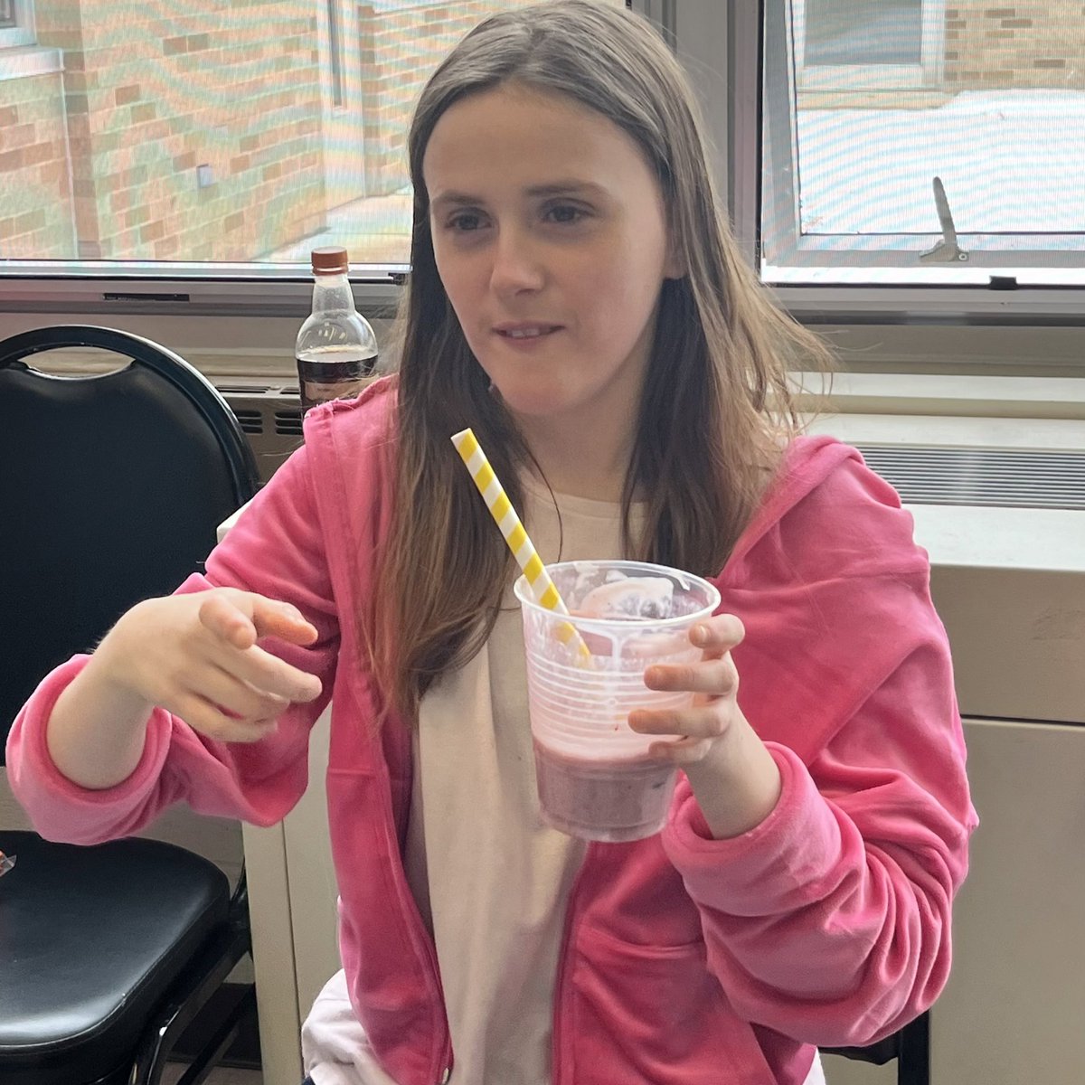 DeepwoodLake's tweet photo. #BroadmoorSchool LEEP students had a lot of fun making strawberry banana smoothies and mug pizzas with volunteers Deb, Cathy G. and Kathy B. during their monthly cooking class! Learn more about #ChildrenServices at https://t.co/CAsNLEvgIA. #EmpowerEngageEnrich #StriveToThrive2025 https://t.co/egLKHHHrtR