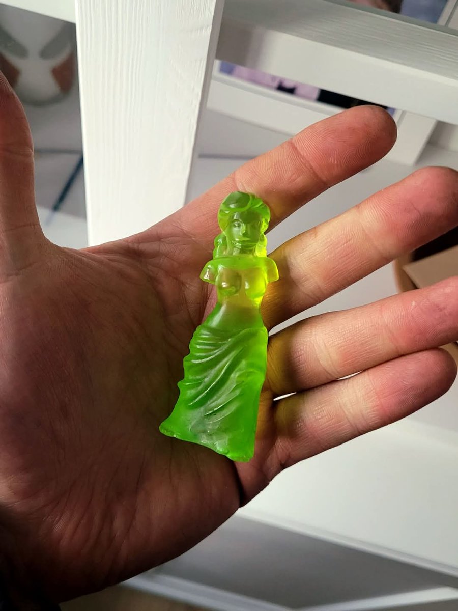 fourfingerpod's tweet image. A gummi Venus de Milo!