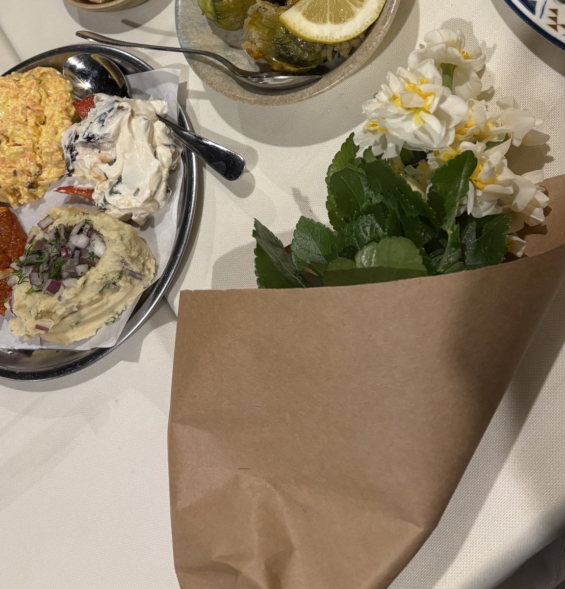 <a href="/zehraerimm/">Zehra</a> işte böyle bi inci tanesi olduğu için metro kapısında nergisle karşılandım