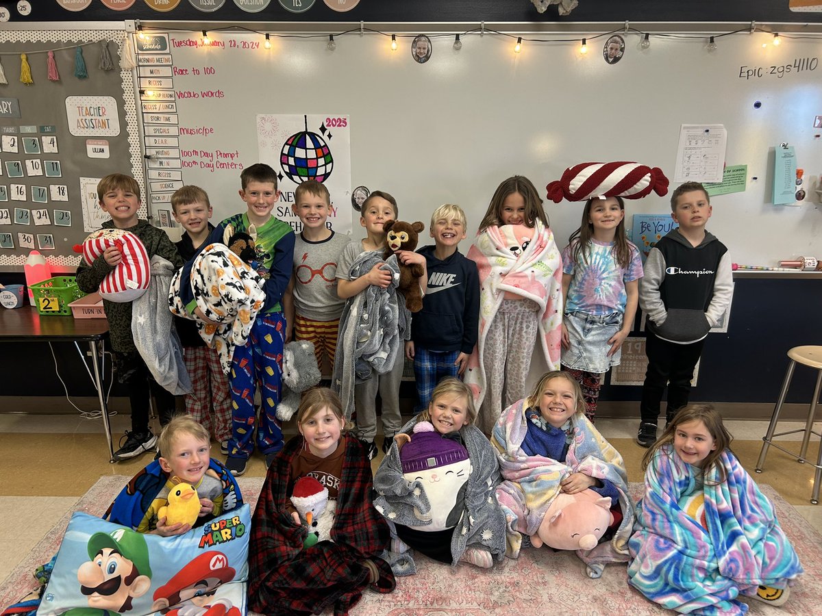LexiHolland2's tweet photo. 🎉 Happy 100th Day of School 🎉 #freemanfalcons https://t.co/KPBH55eXeM