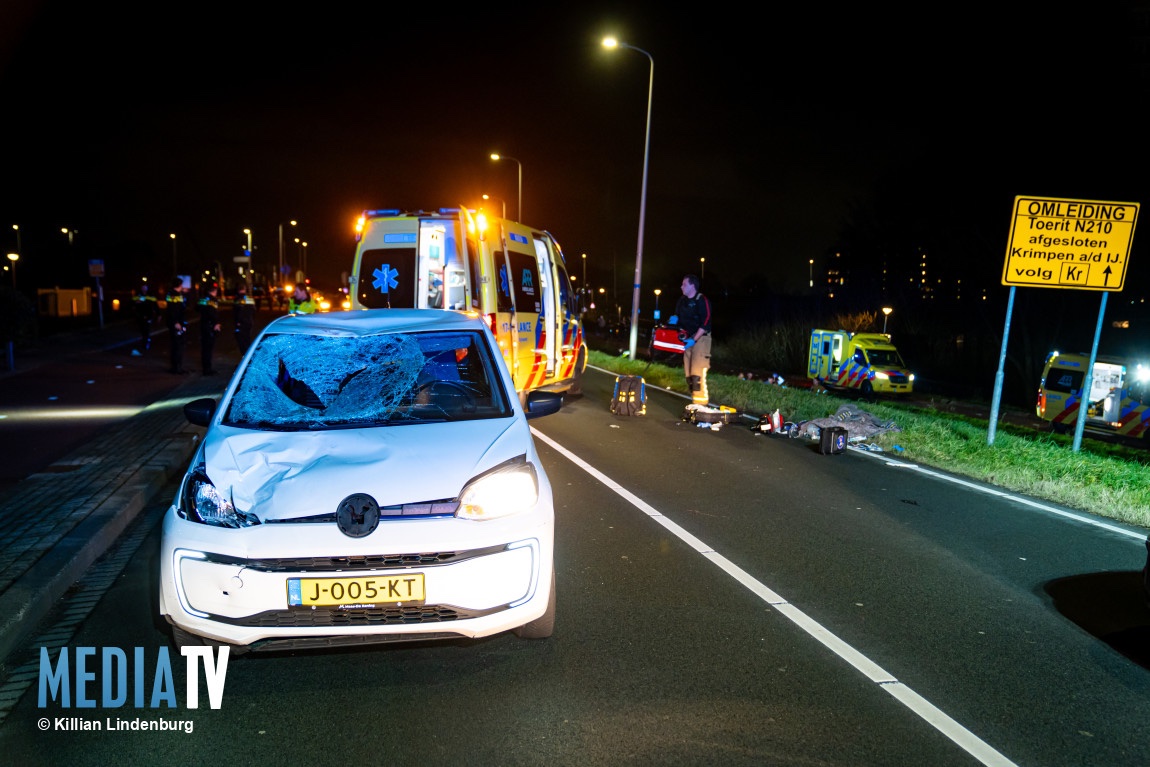mediatvnl's tweet photo. Op de Ketensedijk in Capelle aan den IJssel zijn vanavond twee voetgangers aangereden door een automobilist. Beide personen, een 81-jarige vrouw en een 80-jarige man, zijn hierbij overleden.
https://t.co/VvLT7mOIoa https://t.co/JIrmHjlTP8