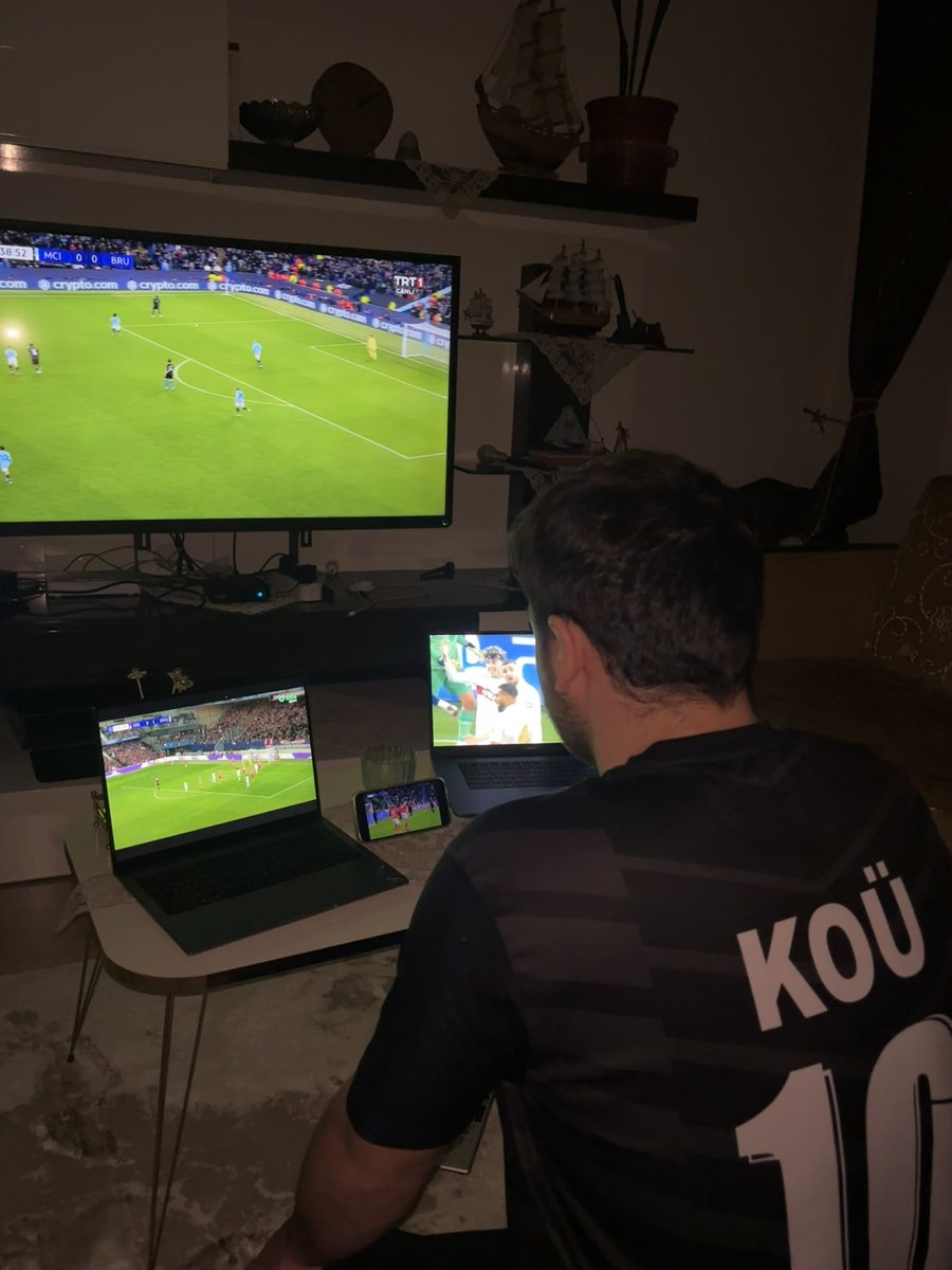 PehlivanlarUmit's tweet photo. Erkekler gecesinde tüm maçlar aynı saate olunca bizim durum ⚽️ https://t.co/VmHhhqn0PD