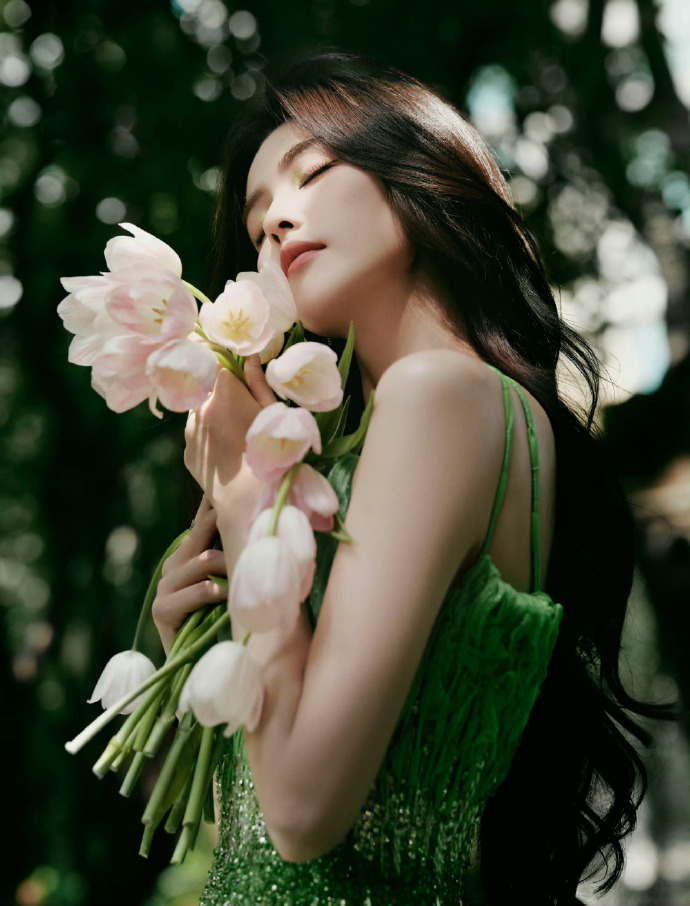 AyanaStanl86817's tweet image. Bailu, in a custom Tony Ward 2024 collection, brings a fresh and bright fairy tale to the green field 🍃🍃🍃
#Bailu #TonyWard #CustomCollection #FairyTale #GreenField #Fresh #Bright #Fashion #Style #2024