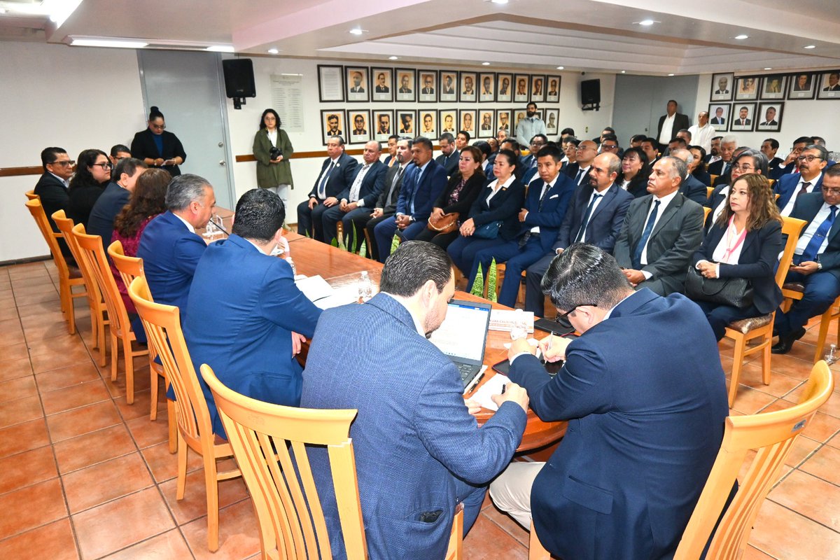 SNTE56Veracruz's tweet photo. 𝗗𝗜𝗥𝗘𝗖𝗧����𝗩𝗔 𝗗𝗘 𝗟𝗔 𝗦𝗘𝗖𝗖𝗜Ó𝗡 𝟱𝟲 𝗗𝗘𝗟 𝗦𝗡𝗧𝗘 𝗥𝗘𝗔𝗙𝗜𝗥𝗠𝗔 𝗖𝗢𝗠𝗣𝗥𝗢𝗠𝗜𝗦𝗢 𝗖𝗢𝗡 𝗟𝗔 𝗘𝗗𝗨𝗖𝗔𝗖𝗜Ó𝗡 𝗘𝗡 𝗩𝗘𝗥𝗔𝗖𝗥𝗨𝗭

Nota completas:
https://t.co/6Ey3kNJa1y

#𝙎𝙤𝙮𝙎𝙉𝙏𝙀56 🟠 
#𝗟𝗮𝗨𝗻𝗶𝗱𝗮𝗱𝗡𝘂𝗲𝘀𝘁𝗿𝗮𝗙𝗼𝗿𝘁𝗮𝗹𝗲𝘇𝗮 https://t.co/a16FJ4LZWL