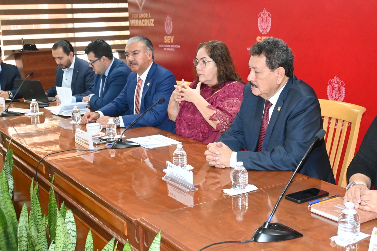 SNTE56Veracruz's tweet photo. 𝗗𝗜𝗥𝗘𝗖𝗧����𝗩𝗔 𝗗𝗘 𝗟𝗔 𝗦𝗘𝗖𝗖𝗜Ó𝗡 𝟱𝟲 𝗗𝗘𝗟 𝗦𝗡𝗧𝗘 𝗥𝗘𝗔𝗙𝗜𝗥𝗠𝗔 𝗖𝗢𝗠𝗣𝗥𝗢𝗠𝗜𝗦𝗢 𝗖𝗢𝗡 𝗟𝗔 𝗘𝗗𝗨𝗖𝗔𝗖𝗜Ó𝗡 𝗘𝗡 𝗩𝗘𝗥𝗔𝗖𝗥𝗨𝗭

Nota completas:
https://t.co/6Ey3kNJa1y

#𝙎𝙤𝙮𝙎𝙉𝙏𝙀56 🟠 
#𝗟𝗮𝗨𝗻𝗶𝗱𝗮𝗱𝗡𝘂𝗲𝘀𝘁𝗿𝗮𝗙𝗼𝗿𝘁𝗮𝗹𝗲𝘇𝗮 https://t.co/a16FJ4LZWL