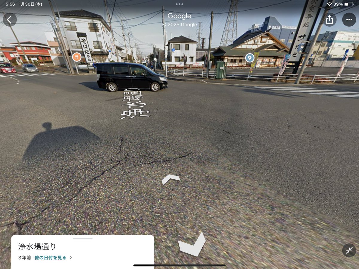 jens202309's tweet photo. 埼玉県八潮市で発生した道路の陥没事故前の写真、かなり怪しいヒビ割れがありますね。 https://t.co/BgvAHF8gxv