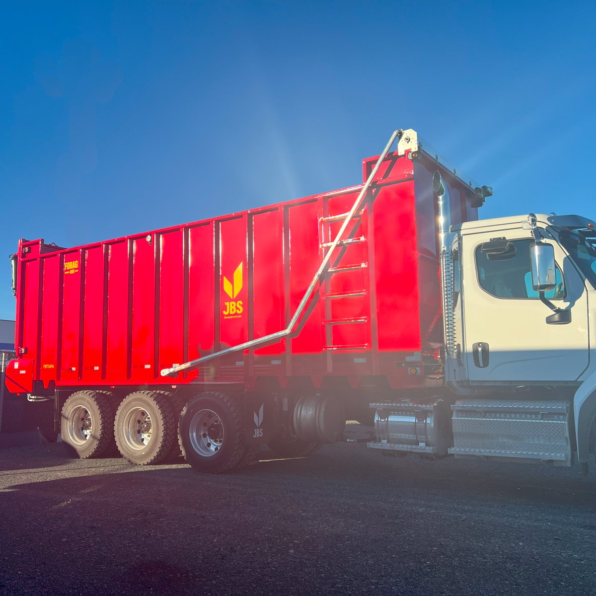 jbs_equipment's tweet photo. Efficiency in every detail. ๐โจ This shiny red Truck Mount Forage Box with our electronic tarp system isnโt just about looksโitโs built to get the job done right, every time.
Ready to take on the toughest tasks with style! ๐ช
#JBSEquipment #JBSForageBox #WorkhorseWithStyle https://t.co/oRJ3nCQumm