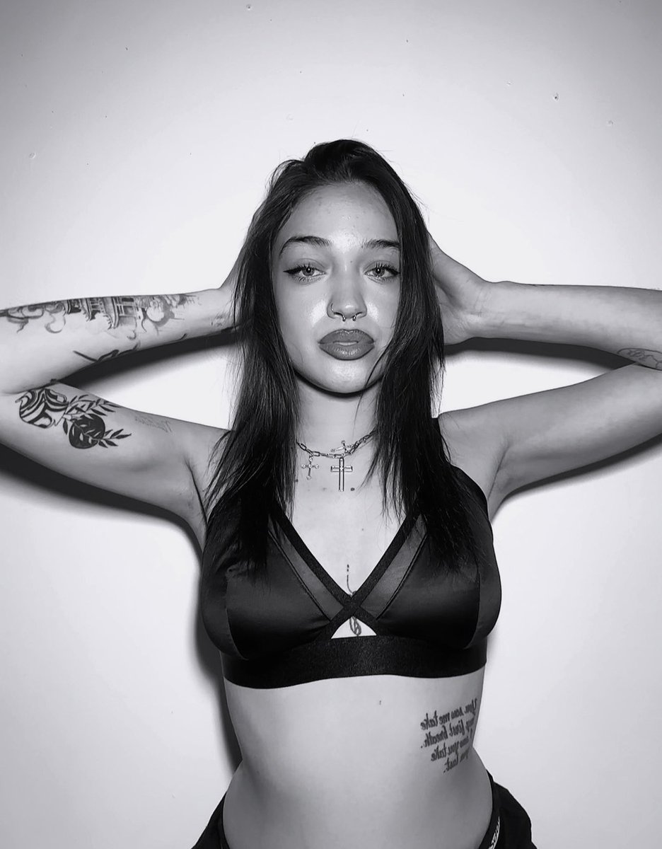ionlybella's tweet photo. the face card is lethal https://t.co/fuI6AEUXBr