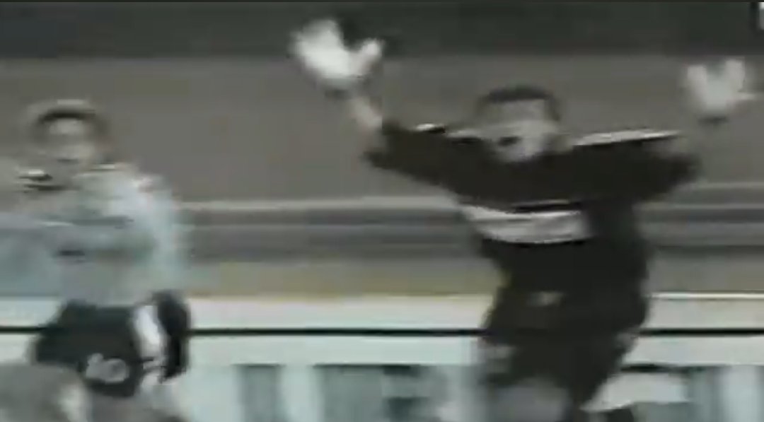 miguelo_mk's tweet photo. 2003. Miramar Misiones le empata en la hora a Defensor Sporting con un gol de cabeza del arquero Sergio Migliaccio.

2006. Defensor golea a Miramar, con Álvaro Navarro como arquero en los minutos finales. El actual DT violeta tuvo muy buenas atajadas. https://t.co/bvc3Djal59
