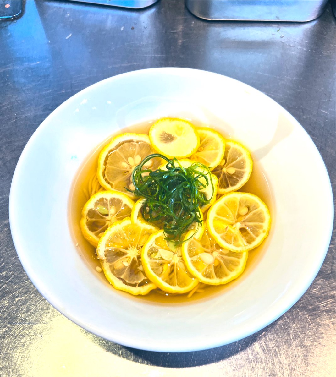 setagayaramen1's tweet photo. 本日の限定です。
「果汁率が高い島根の小柚子そば」
ふんだんに敷き詰めます。
そこいら辺の柚子そばとは問題にならないくらい心が癒されます。
※数に限りがありますのでご注意！ https://t.co/vrgGm6PcGr
