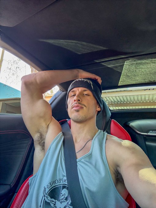 Watch Zac's leaked NSFW photo on TwXstars