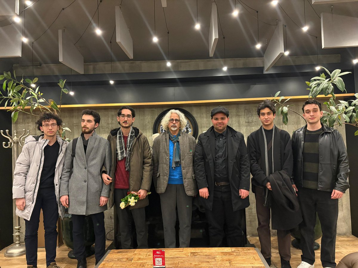 Dergimizin 4. sayısında Çöl Üçlemesi filmlerinin (Çöl İşaretçileri", "Kayıp Güvercin Gerdanlığı" ve "Bab'Aziz") yönetmeni Nacer Khemir'le ile bir röportaj yapılmıştı.

Yönetim kadrosu olarak Khemir'le bir görüşme gerçekleştirdik bugün. Beyaz haberlerle ve selam ile..