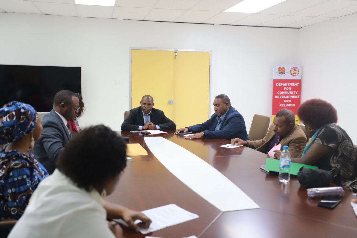 unwomenPNG's tweet photo. @UN_Women RD @christinearab commends the progress 📈 in advancing #genderequality in #PNG 🇵🇬, led by Minister Jason Peter and the Department of Community Development and Religion.
We reaffirm our commitment to strengthening #GEWE efforts and supporting lasting impact. 🤝 https://t.co/BhnPnIKDiO