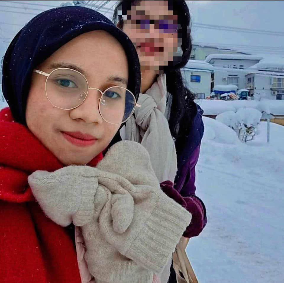 aminahmahadi_'s tweet photo. 🧵 広島呉市で行方不明のマレーシア人学生 – 情報提供のお願い 🧵

1️⃣ ハンナニさん（21歳、マレーシア人学生）が、2025年1月27日（月曜日）に広島県呉市で行方不明になりました。最後に呉工業高等専門学校の寮を制服を着用し、リュックサックを持って出発したのが目撃されています。

🔽 続きを読む https://t.co/HNxI7hLk1l