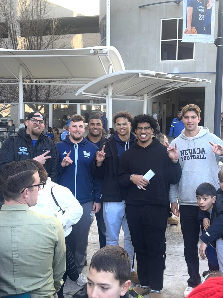 Our players ran into some of the best fans at the when I grow up women’s basketball game today 🐺

#RiseTogether