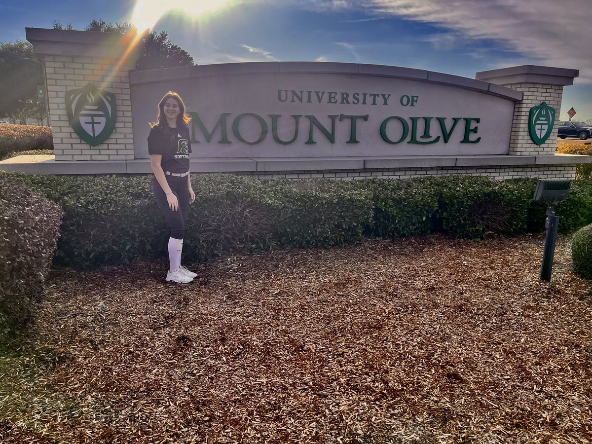 gaby_castle2026's tweet photo. 100% COMMITTED!! 💚🤍 @ritalynngilman @freitager @CoachIndiaUMO @TJSmothers  @CoachJDeitz @UMOSoftball https://t.co/i9wnTmm9Qo