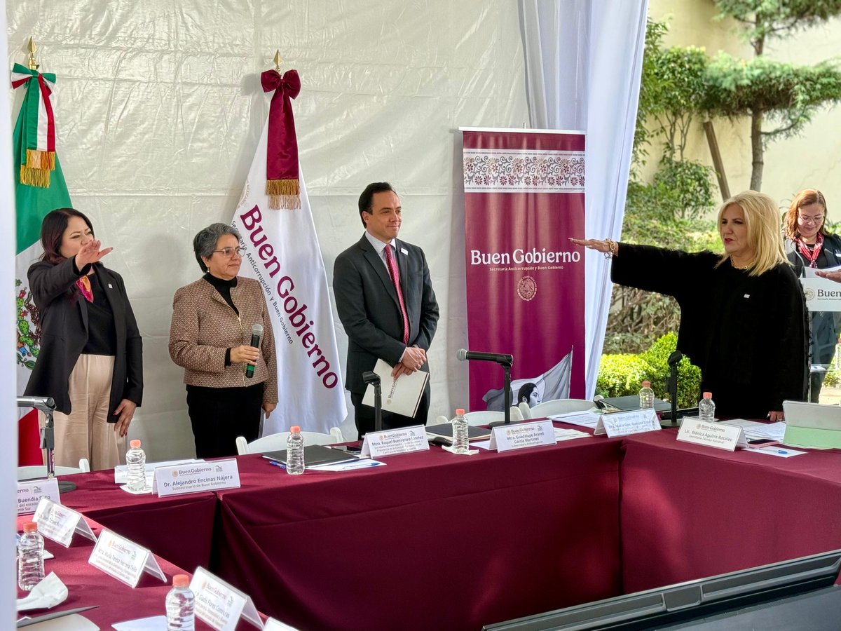 ContraloriasMX's tweet photo. Durante la primera reunión plenaria 2025, la Secretaria de @BuenGobierno_mx, Raquel Buenrostro, tomó protesta a la nueva coordinadora nacional de la #CPCEF, María Gudalupe Ramírez Zepeda, @lupitaramirez75, secretaria de @STRCSinaloa.
#Contraloresmx #ContraloresTrabajando https://t.co/9hjn64U9JP