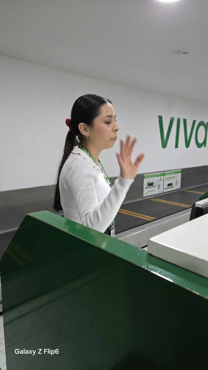 MundoPatitas's tweet photo. Mi queja es contra la Aerolínea @VivaAerobus en CDMX, .ya lque el día de hoy a la hora de ir a documentar a mi perrita Dalila , la persona que me toco me dijo que pasara a otro modulo para que me atendieran qué ella no documentada PERROS de una manera despectiva y me dejo esperando 40 minutos me acerque nuevamente para mencionarle quien me iba atender y me dijo que espera a que llegara otro compañero , le dije que iba a perder mi vuelo que llevaba 40 minutos esperando y de forma grosera me dijo que no lo iba a perder al ver que seguía sin atenderme le pedí su nombre el cual obviamente no me quiso dar y al decirle que la iba a reportar de forma burlona dijo que lo hiciera que a ella no le iban hacer nada , que era más fácil que ella podía impedir que no volará a mi destino , llame al encargado y efectivamente solo le dio risa y me mencionó que el me iba atender . Es increíble que a estas alturas existan personas que sigan odiando a los animalitos como esta mujer .Envío foto de esta persona al momento que me dijo que me fuera a otro lado porque no le gustan los perros .