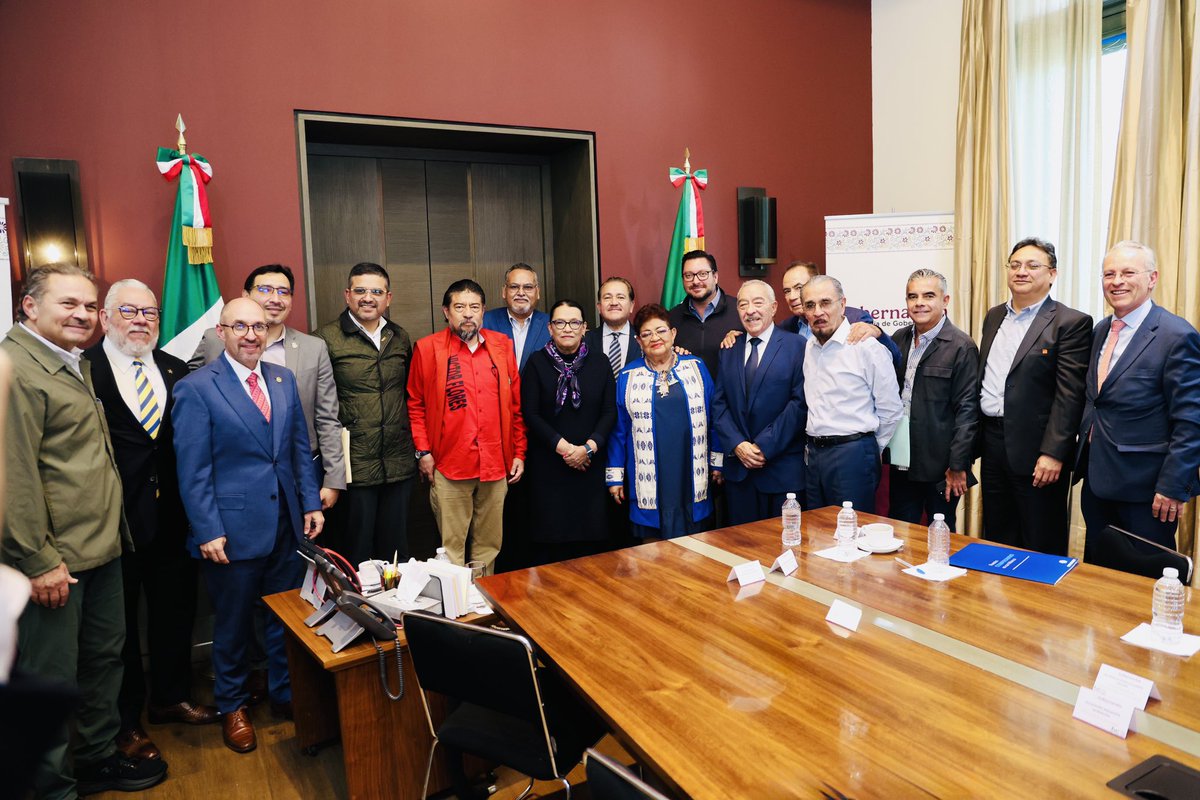 rosaicela_'s tweet photo. Un gusto reunirnos con la Consejera Jurídica de Presidencia, @ErnestinaGodoy_; el director general del @Infonavit, @OctavioRomero_O; los presidentes de @CONCAMIN, @AMalagonB y de @Concanaco, @octaviodlatorre; @JoseMedinaMora de @Coparmex, así como líderes sindicales, con quienes analizamos esquemas de trabajo conjunto en favor de la población. @Claudiashein 🇲🇽