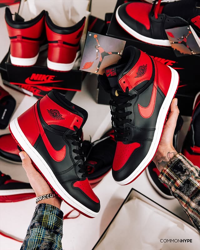 JustFreshKicks's tweet photo. DETAILED LOOK: Air Jordan 1 High ’85 “Bred” for 2025 🌹 https://t.co/UmE0P6yw9b https://t.co/StOS5l7FBi