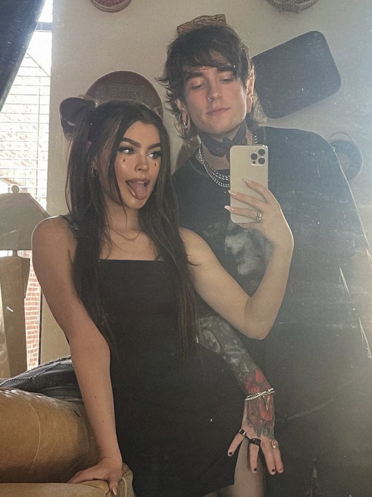 A girl that doesn’t support your hobbies isn’t a girl worth your time 👑

(also hot people play magic)