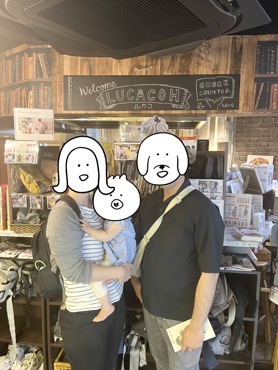 LucacohOsaka's tweet photo. ポムル目当てでご来店。1歳4ヶ月の女の子。（靴を履いてはまだ歩けない）エルゴ使用中。抱っこが多いけど、エルゴは限界。ポムルは片方の肩にくるからしんどい。ミアミリーは楽だが、今から買うのはもったいない。DAG2とナップナップ【シングルショルダー】の２択で悩み、お昼ご飯たべて検討してきます。と一旦退店し、食後に戻って購入されました。
https://t.co/tM4jGx7Qcy
#ナップナップ #ヒップシート #1歳