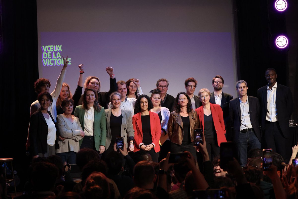 Quelle image ! Plus de 1000 personnes dans la salle, malgré la pluie, et sur scène, toute la gauche, tout le NFP, des associations aux chercheur·ses, des médias indépendants aux avocats, des ouvrièr·es aux syndicats. Notre message est clair : l’union, pour gagner.